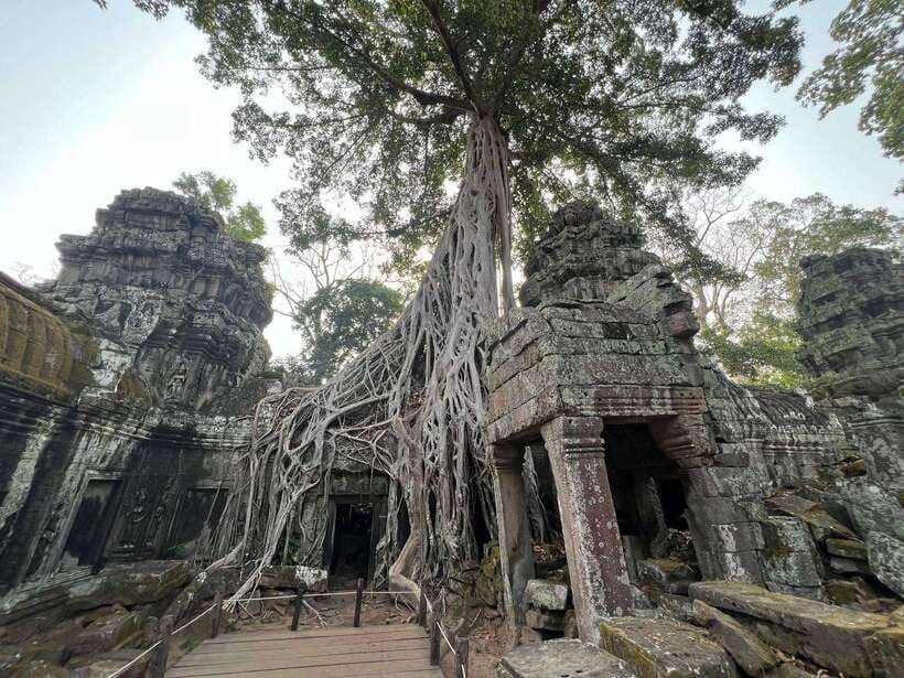 1-Day Angkor Wat Private Tour with Spanish Tour Guide. - A 1:00 PM Khmer lunch break