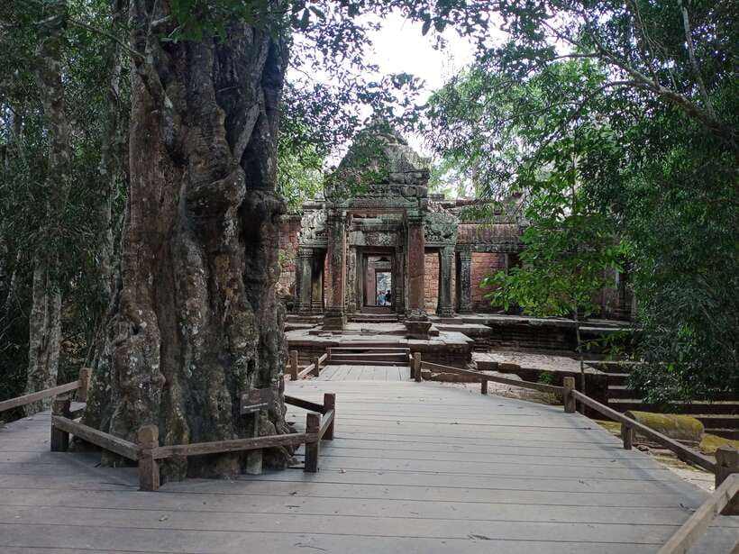 1-Day private Angkor Temple Tour from Siem Reap - Starting at Angkor Wat with two hours to look closely