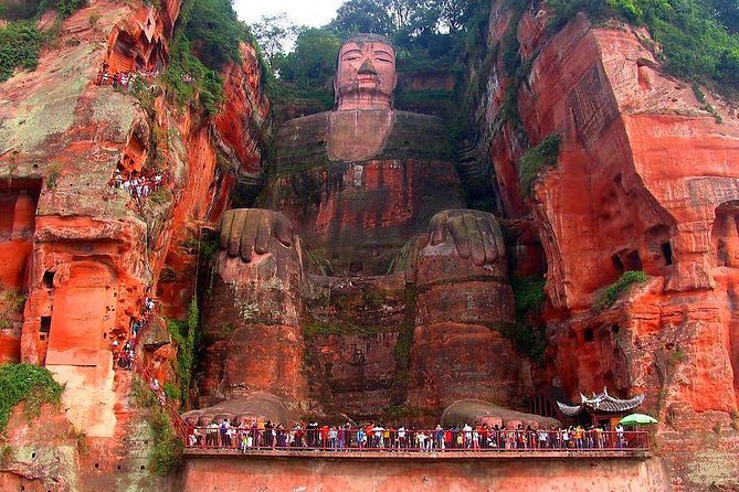 2-Day Private Tour of Leshan Grand Buddha and Emei Shan including Monastery Stay - Meeting the giant Buddha at Leshan