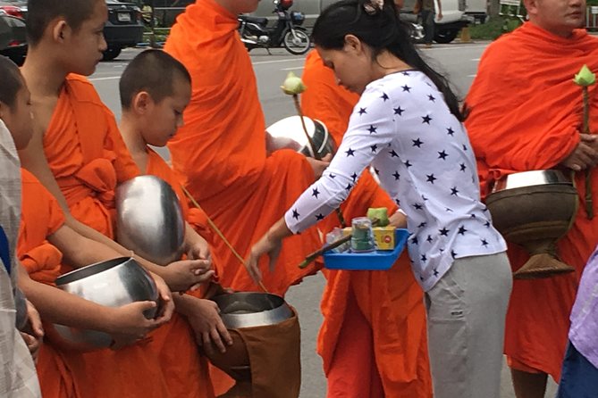 4 highlights: Sticky Waterfall/Elephants/local market /Wat Banden - A seven-hour route with four very different stops