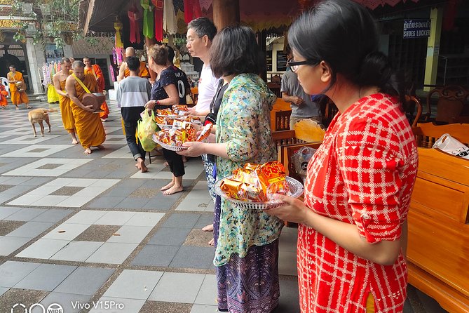 4 highlights: Sticky Waterfall/Elephants/local market /Wat Banden - Lunch at a local stop