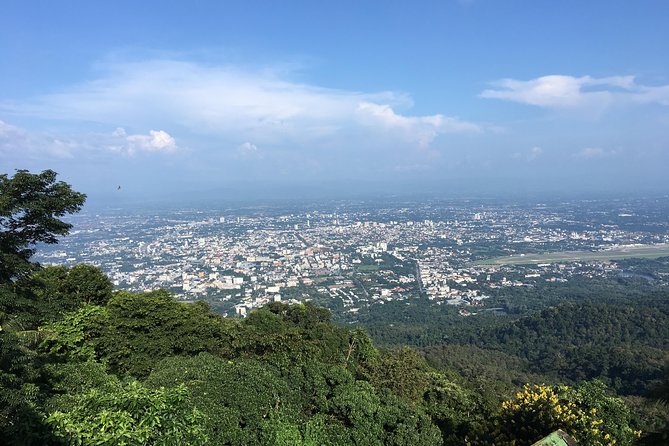 4 top temples in Chiangmai & Chiangrai. (Private day trip) - Lunch, guide service, and the private format