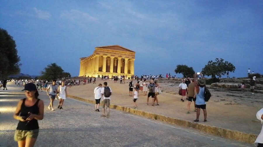 Agrigento: Skip-the-Line Valley of the Temples Night Tour - Why see Agrigento’s temples after dark?