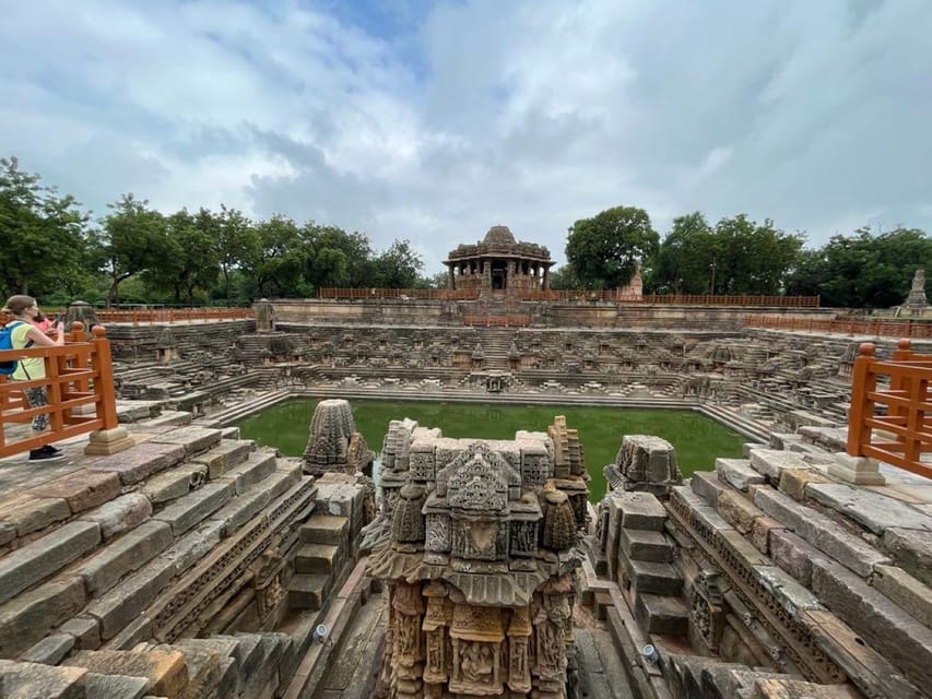 Ahmedabad: Sun Temple of Modhera & Queen's Stepwell Day Trip - Patan and the patient art of Patola silk