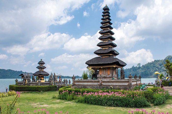 All Inclusive Sekumpul Waterfall Trekking , Handara Gate & Temple - Lunch at a local warung keeps the tour practical
