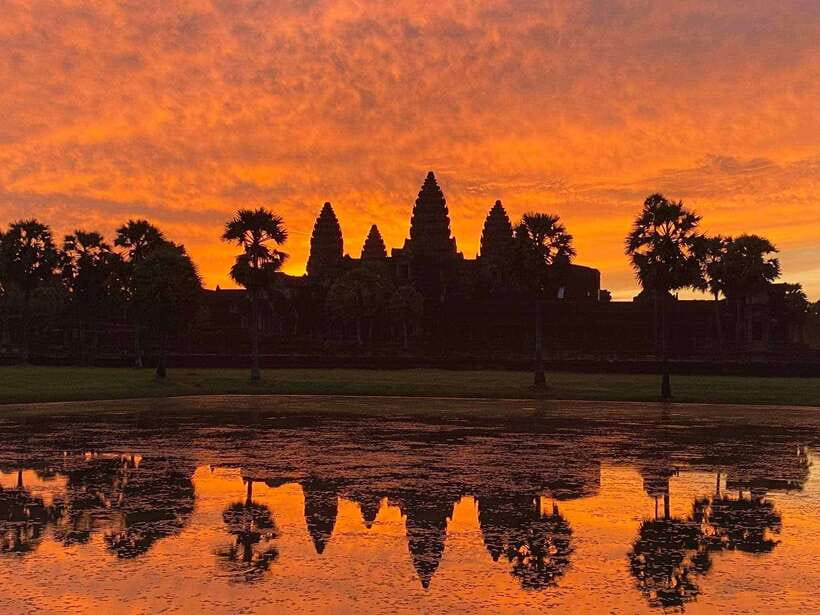 Angkor Wat 2-Day complex Sun rise & Sun set with Guided Tour - Sunset at Phnom Bakheng closes the tour