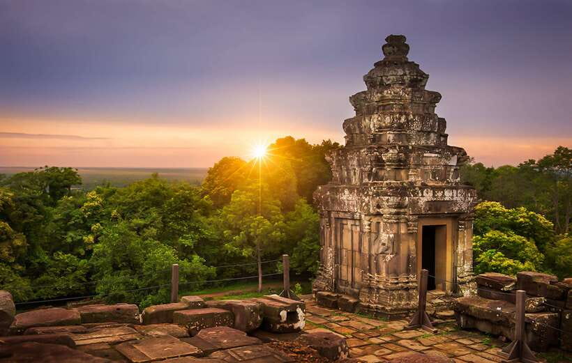 Angkor Wat 2-Day complex Sun rise & Sun set with Guided Tour - The guides make the stonework easier to read