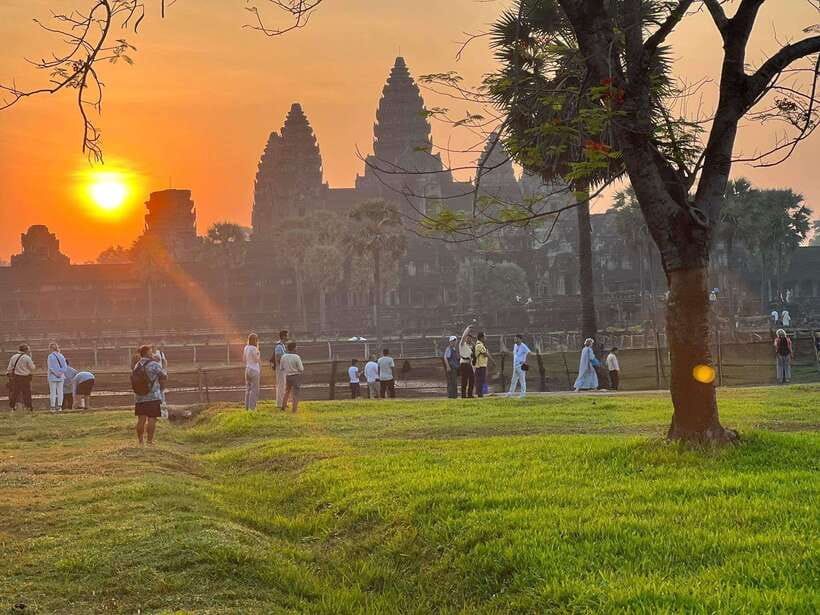 Angkor Wat 2-Day complex Sun rise & Sun set with Guided Tour - What to bring for two hot temple days