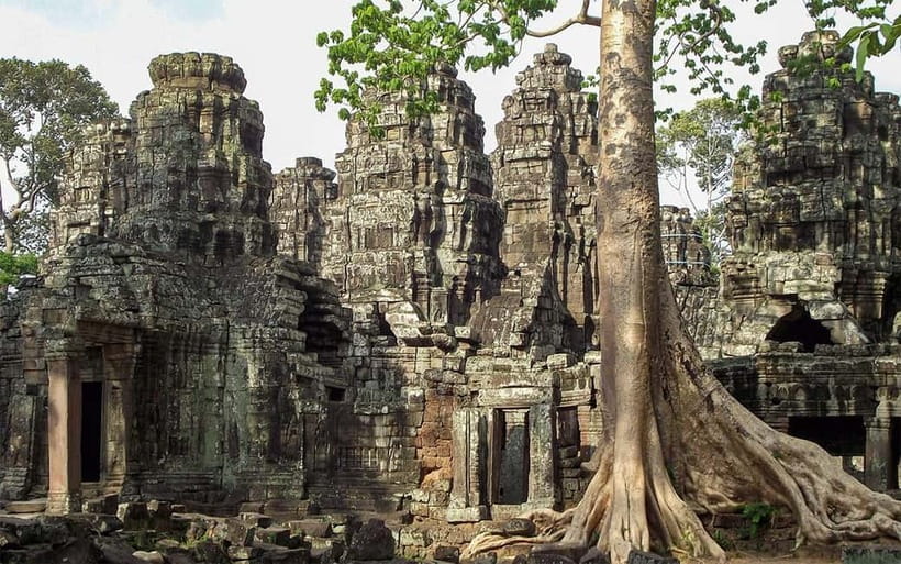 Angkor Wat: Full-Day Guided Sunset Tour - Phnom Bakheng saves the sunset for last