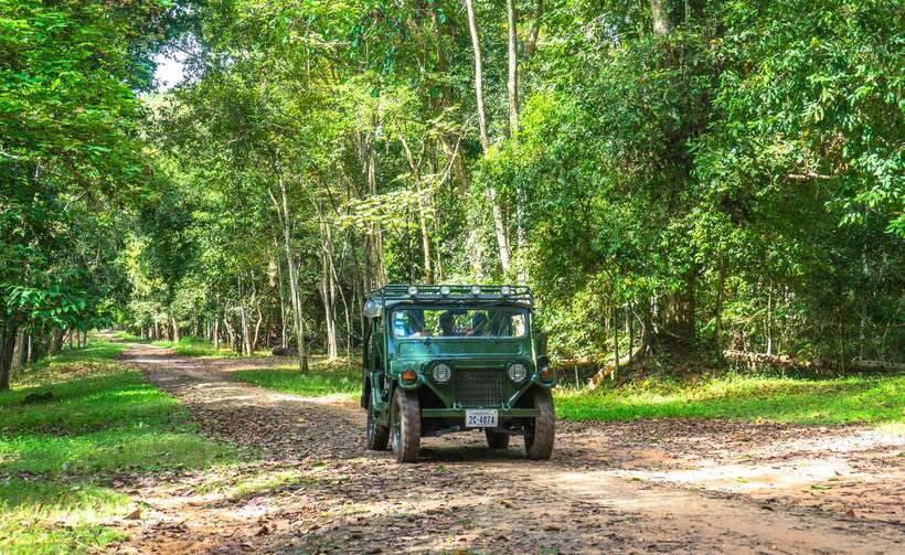 Angkor Wat: Guided Jeep Tour Inclusive lunch at local house - Angkor Thom begins with a dramatic gateway