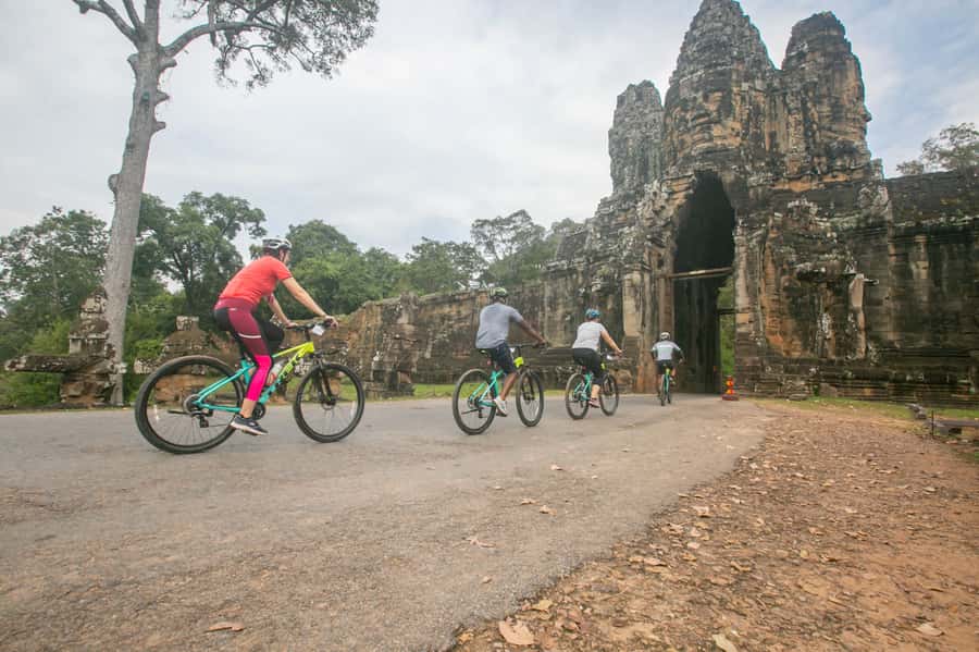 Angkor Wat: Guided Sunrise Bike Tour w/ Breakfast and Lunch - Bayon and Angkor Thom