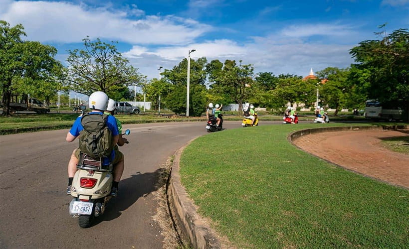 Angkor Wat: Guided Vespa Tour / Tuk Tuk or Car - Heat, clothing, and the passenger experience