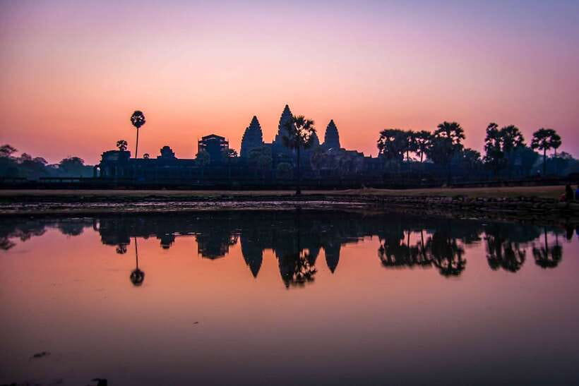 Angkor Wat: Highlights and Sunrise Guided Tour - Breakfast beside Srah Srang