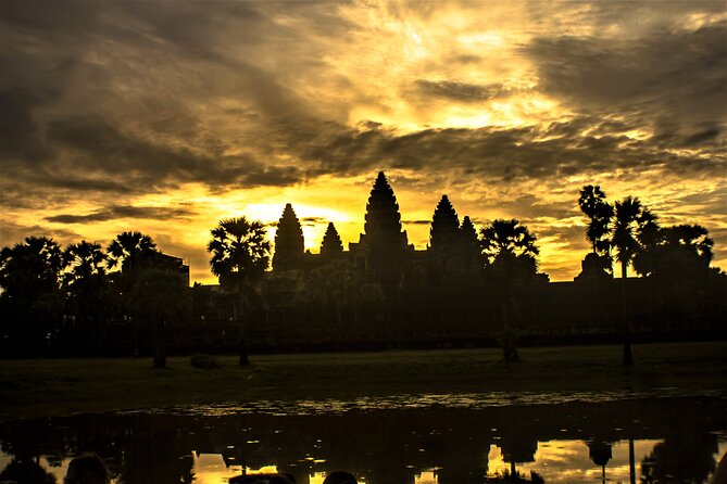 Angkor Wat Highlights and Sunrise Guided Tour from Siem Reap - Angkor Wat’s carvings and pools