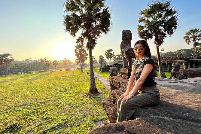 Angkor Wat Small Group Tour and Sunset with Lunch Included - Angkor Thom begins with the South Gate