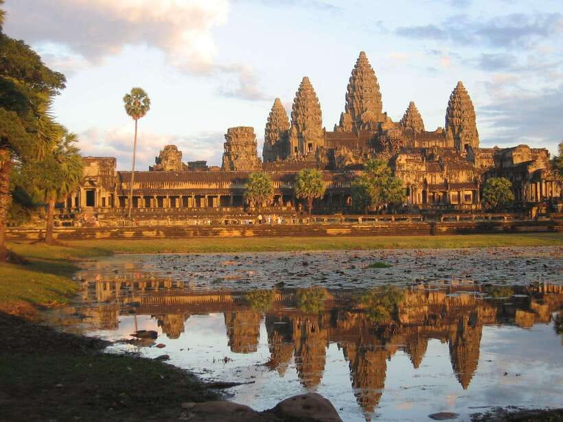 Angkor Wat: Small-Group Tour with Balloon Ride and Lunch - Starting at 8:00 or 8:30 AM in Siem Reap