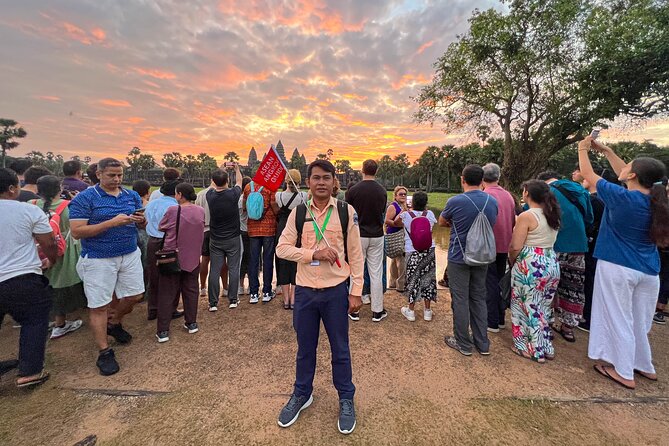 Angkor Wat Sunrise Small Group Tour With Breakfast - Breakfast at Srah Srang and the local food stop