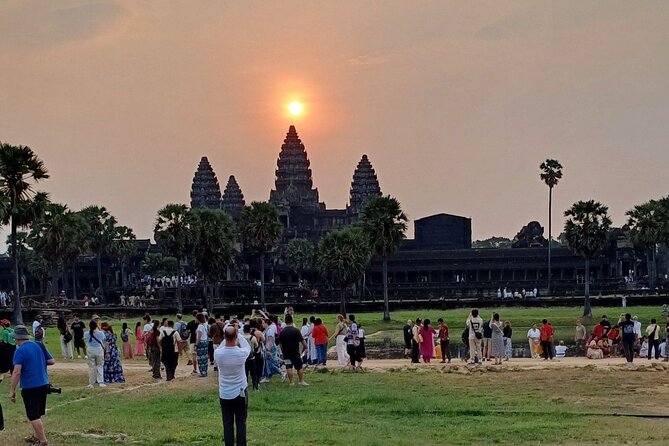 Angkor Wat Sunrise Tour - Angkor Wat takes the morning lead