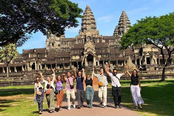 Angkor Wat Sunset Small Group Tour with Lunch Included - Lunch beside Srah Srang gives your feet a break