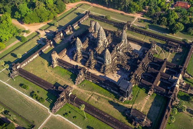 Angkor Wat Sunset Tour - Lunch and a pause near Srah Srang