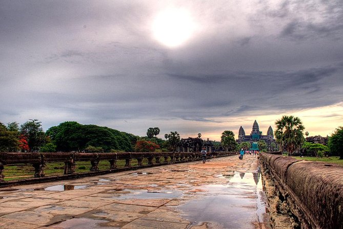 Angkor Wat Sunset Tour - Phnom Bakheng and the long wait for sunset