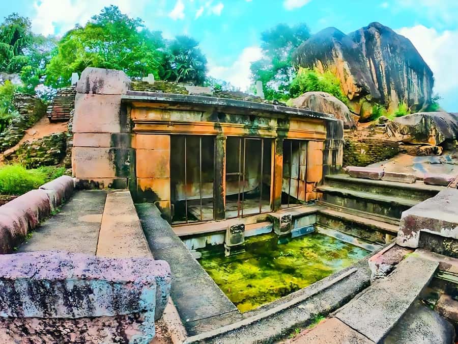 Anuradhapura: Tuk Tuk Tour - Ancient City with Audio Guide - Jethawanaramaya and the monastery complex