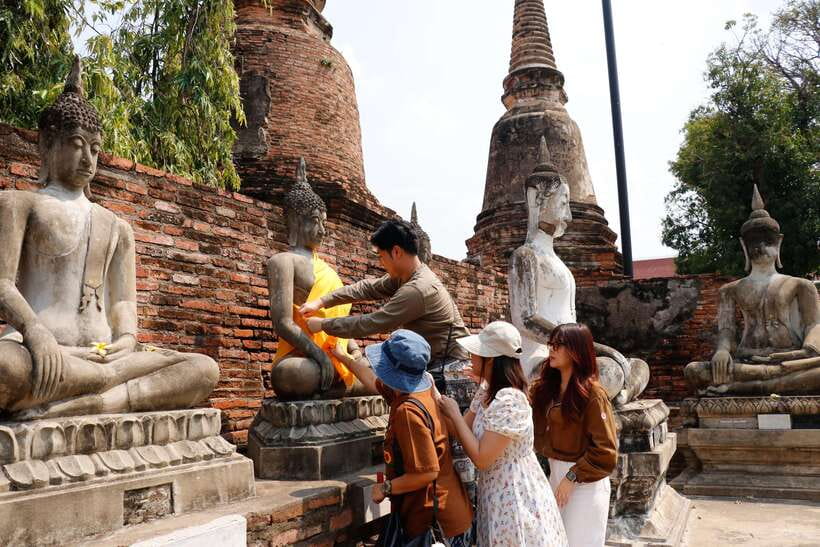 Ayutthaya One Day: Famous Temples & Bang Pa-In Palace Tour - Central Ayutthaya: lunch, shopping, and a necessary pause
