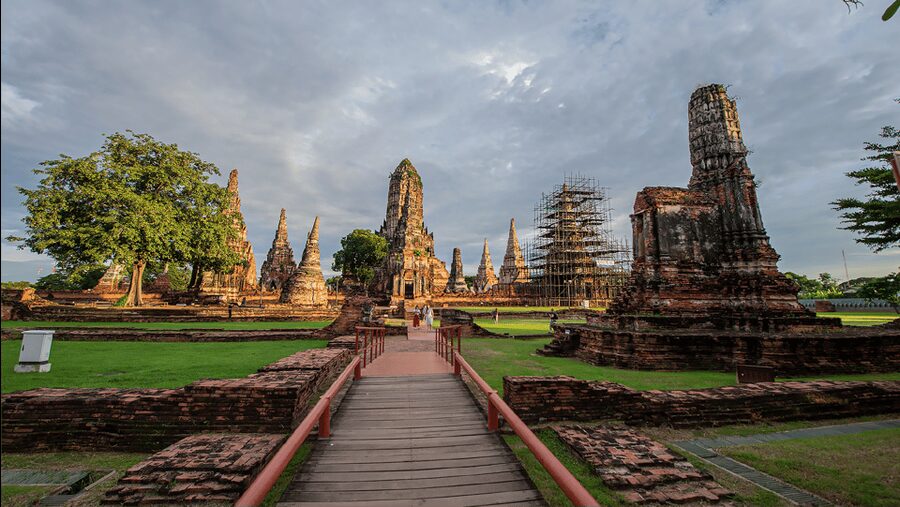 Ayutthaya One Day: Famous Temples & Bang Pa-In Palace Tour - Wat Maha That and the Buddha head in the roots