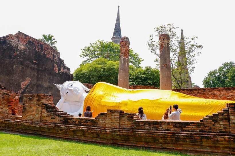 Ayutthaya One Day: Famous Temples & Bang Pa-In Palace Tour - Guides, group size, and the human side of the day