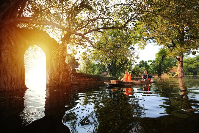 Ayutthaya Sunset Boat & UNESCO Temples: Multi-language private tour from Bangkok - The giant Buddha at Wihan Phra Mongkhon Bophit