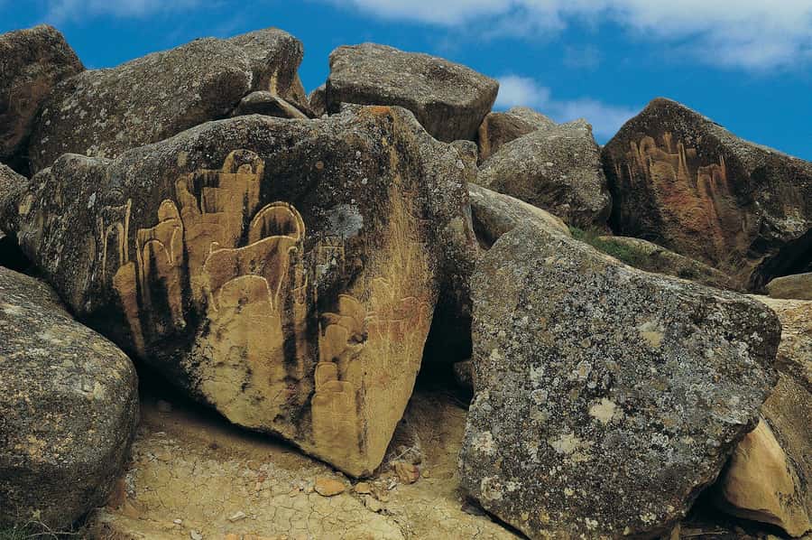Baku: Gobustan/Absheron guided tour with lunch and tickets - Guides, transport, and the real pace