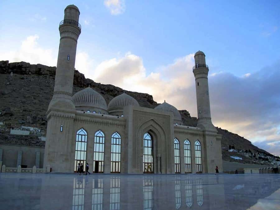 Baku: Gobustan/Absheron guided tour with lunch and tickets - Lunch and the long middle of the day