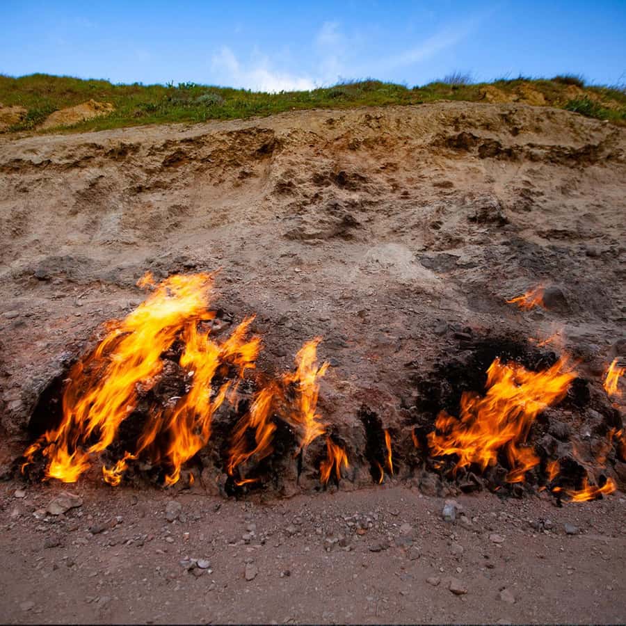 Baku: Gobustan, Mud Volcanoes, Fire Temple, & Yanar Dag Tour - Ateshgah Fire Temple and its mixed traditions