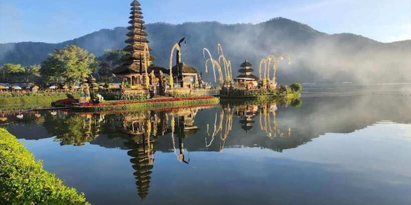Bali: Bedugul, Jatiluwih, Taman ayun, Tanah lot private tour - Ulun Danu and the cool air of Lake Beratan