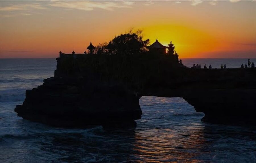 Bali: Bedugul, Jatiluwih, Taman ayun, Tanah lot private tour - Tanah Lot, the dramatic final stop