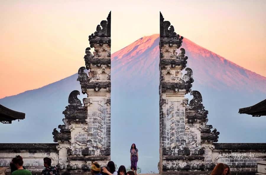Bali: Besakih Temple & Lempuyang Temple Gates of Heaven Tour - Lunch, coffee, and optional extras