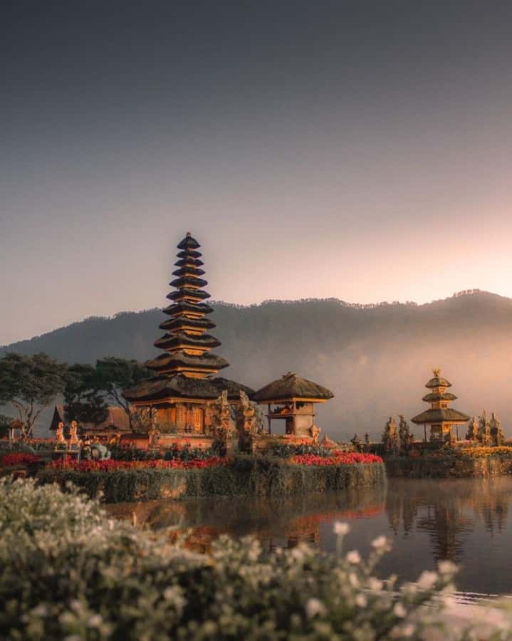 Bali: Jatiluwih UNESCO, Bratan Lake, Iconic Gate & Tanah Lot - Tanah Lot brings the day to the coast