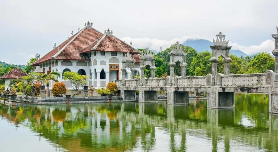 Bali: Lempuyang Temple, Tirta Gangga, and Taman Ujung Tour - Lunch on the road