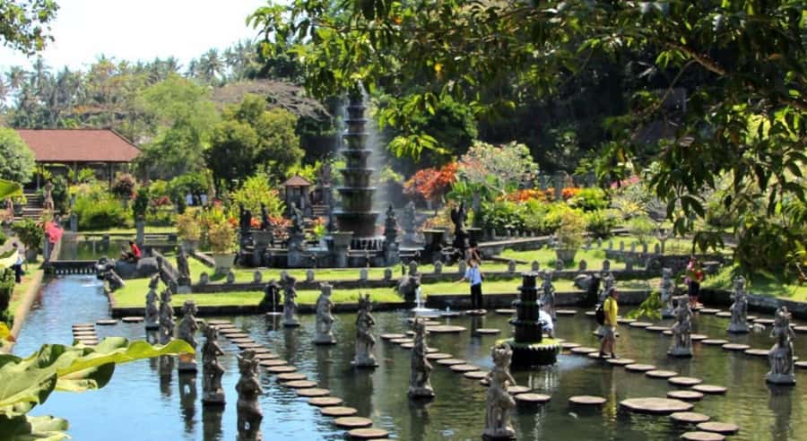 Bali: Lempuyang Temple, Tirta Gangga, and Taman Ujung Tour - What the private car adds