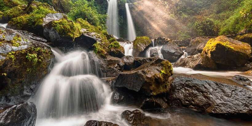 Bali: Secret Garden, Ulun Danu Temple and Waterfall Tour - Walking through the Secret Garden area