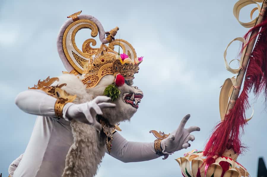Bali: Skip-the-line Uluwatu Temple and Kecak Fire Dance Tour - Walking the temple grounds