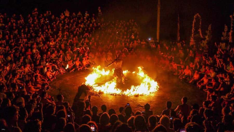Bali: Sunset Uluwatu Temple & Kecak Fire Dance Private Tour - Uluwatu Temple above the Indian Ocean