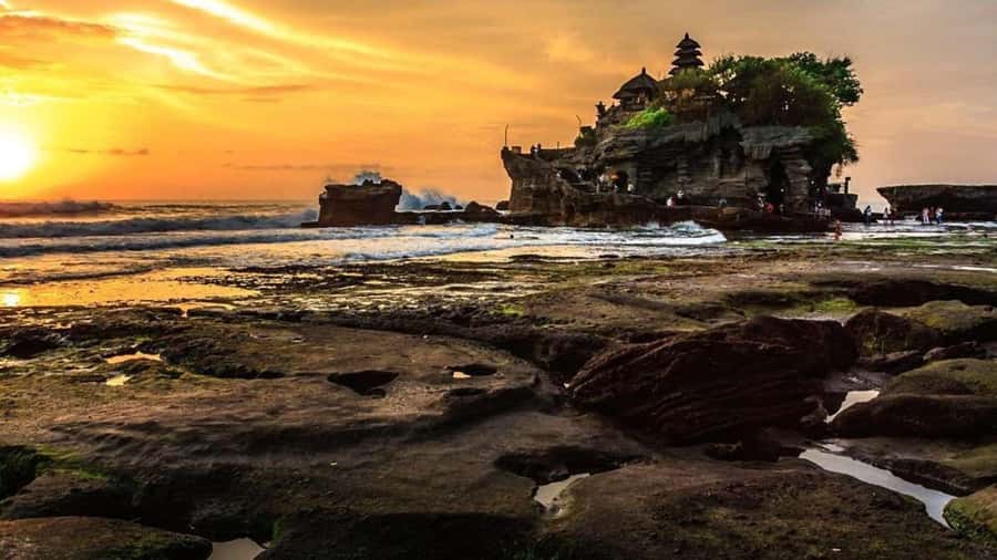 Bali: Ubud, Tegalalang, and Tanah Lot Temple Day Trip - Tanah Lot at the edge of the sea
