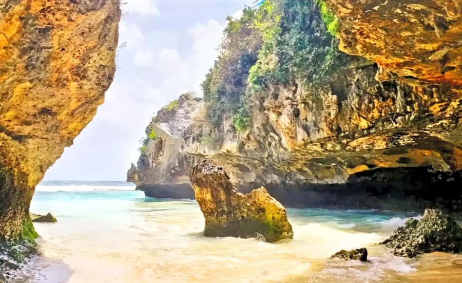 Bali: Uluwatu Beaches Tour with Padang Padang and Suluban - What to pack for the stairs, sand, and sun