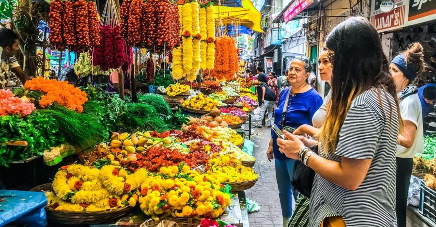 Bangalore: Basavanagudi Walking Tour with Bull Temple - Gandhi Bazaar through produce and flower stalls