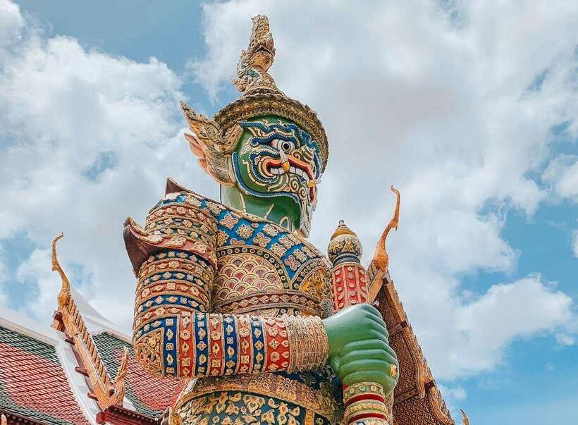 Bangkok: 2 Hours Grand Palace & Wat Pho Private Tour - The private guide makes the details easier to follow
