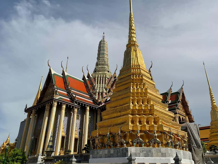 Bangkok 3-Major Royal Temples Walking Tour - Crossing the Chao Phraya to Wat Arun