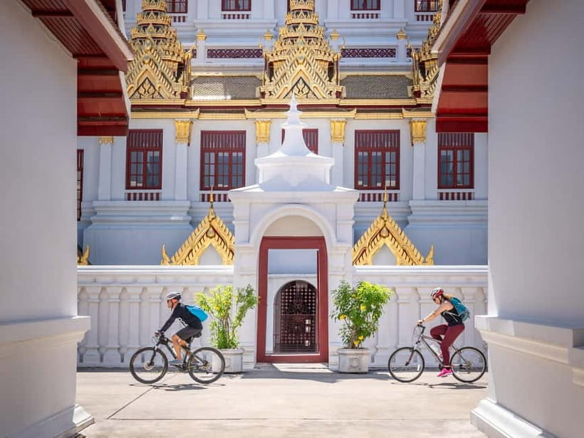 Bangkok: Backstreets and Historic Temples Bike Tour - Following Bangkok Noi through two different communities