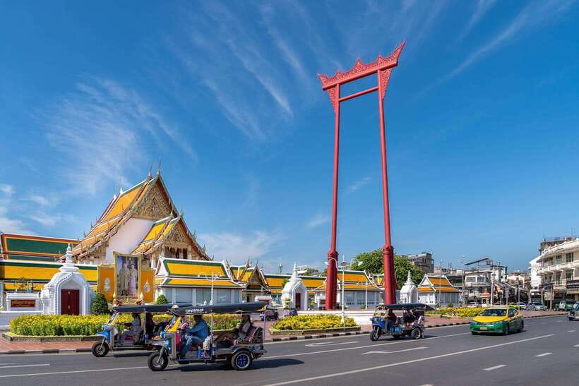 Bangkok: Backstreets and Historic Temples Bike Tour - Snacks, markets, and a local ferry crossing