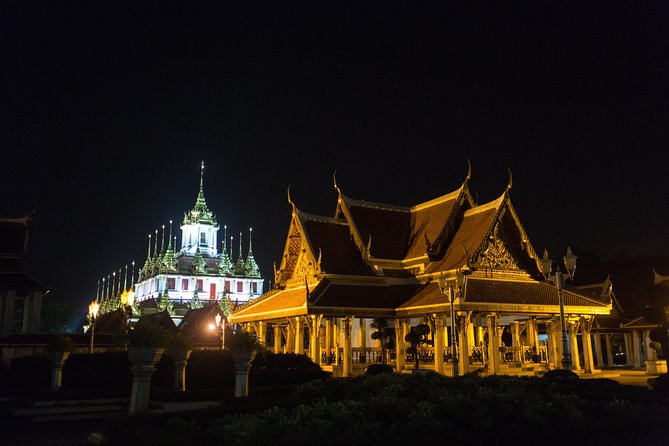 Bangkok by Night: Temples, Markets and Food Tuk-Tuk Tour - Wat Prayoon and the evening temple atmosphere